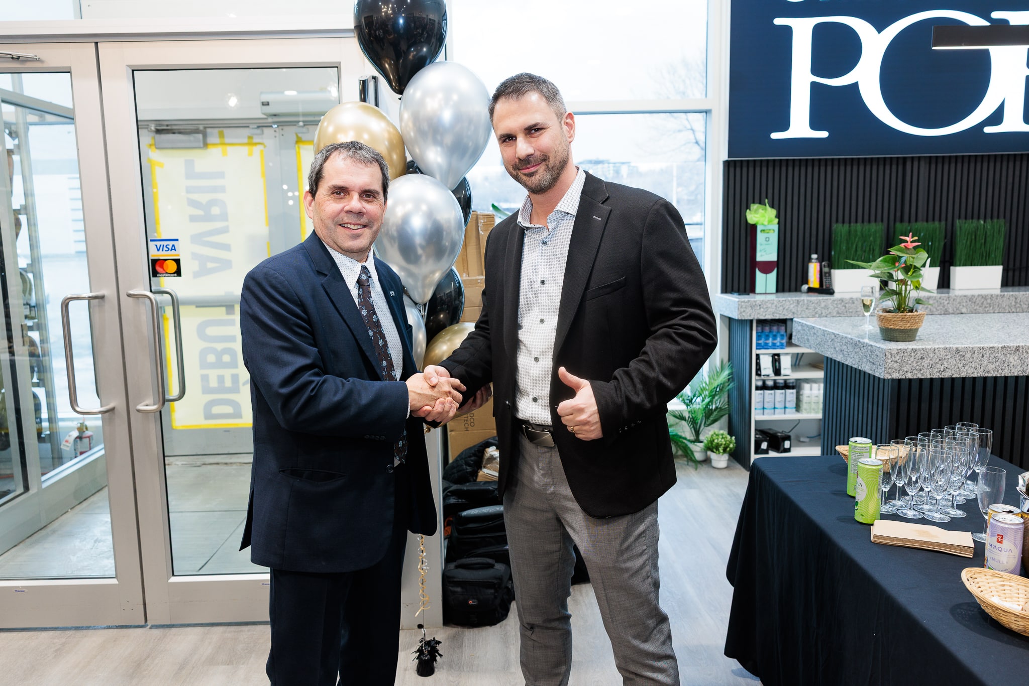 Ouverture du 68e magasin Chaussures Pop Lebourneuf le 11 avril 2025. Ici, André Côté avec le nouveau propriétaire Louis Gagné